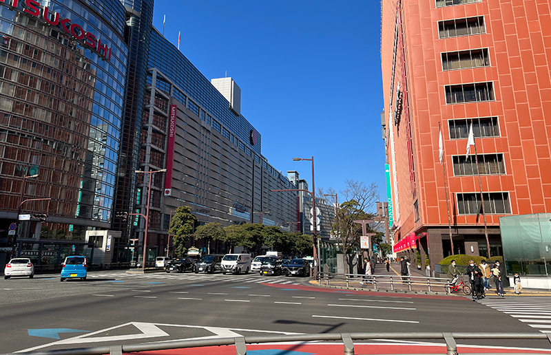At the Watanabe-dori 4-chome intersection, the scenery on the right from the direction of the walking route looks like this